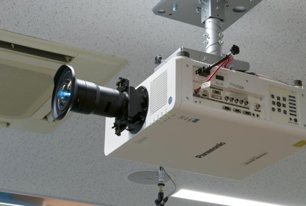 写真：プロジェクター用超短焦点ズームレンズET-DLE020を装着したPT-RZ870JLW