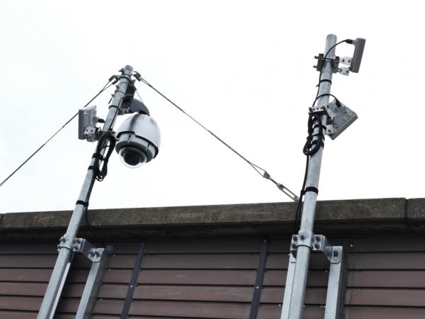 写真：市役所屋上に設置された防災カメラと25GHz無線伝送装置