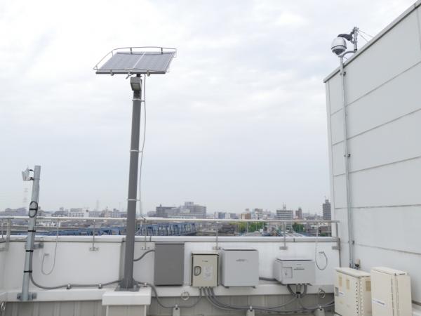 写真：すべてのカメラ設置場所に大型蓄電装置も整備