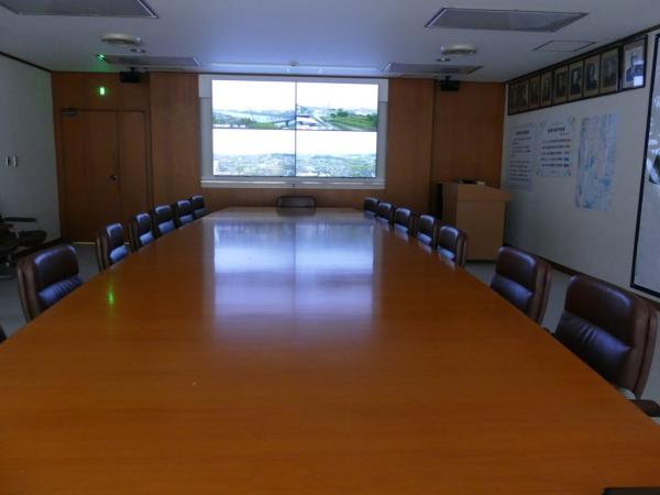 写真：災害時は幹部の会議が行なわれる庁議室