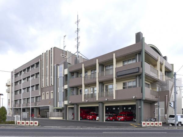 写真：3つの組織が入る湖南広域行政組合総合庁舎。管内4市の8消防署を管轄する拠点でもある