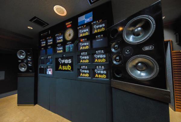 写真：福岡放送の編集室の音声モニター棚