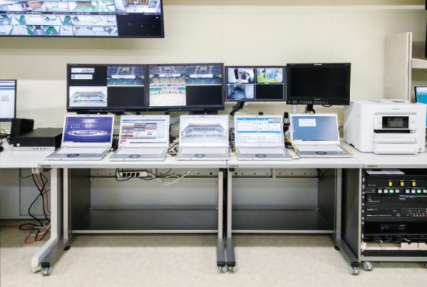写真：ノートパソコン5台が並ぶ日本武道館の施設課