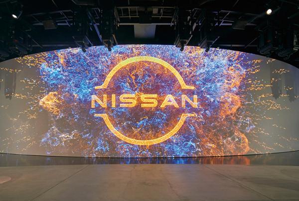 写真：日産のロゴマークが映し出されるコンセプトムービー