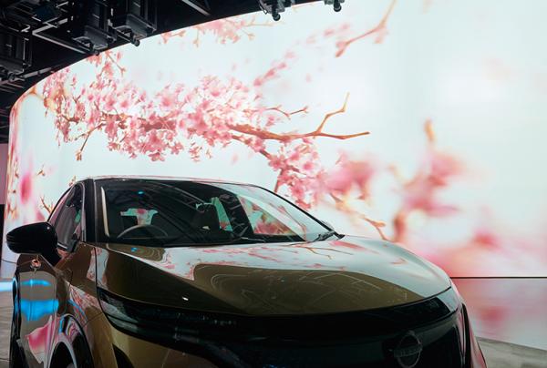 写真：車体に映像が映りこむ