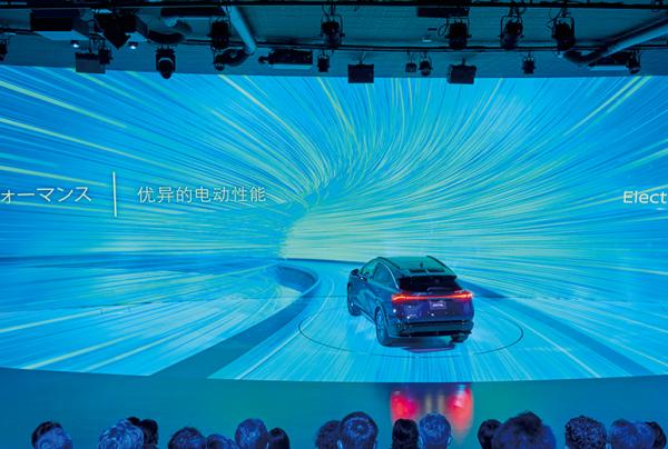 写真：実写と映像でが融合し実際に走行しているような臨場感を味わえる演出