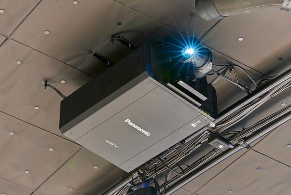 写真：壁面投写用の4KプロジェクターPT-RQ22KJ