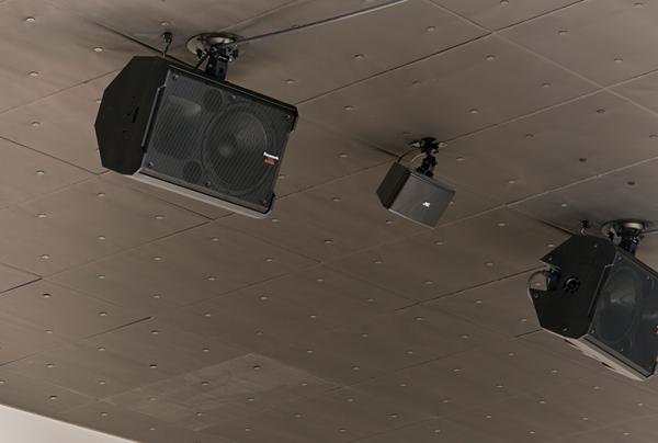 写真：パビリオン屋内のスピーカー