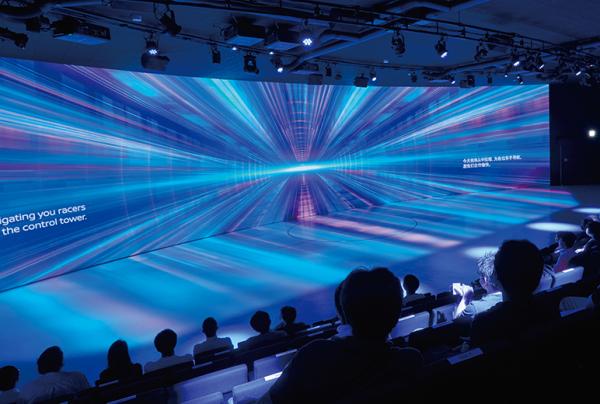 写真：壁面だけでなく床面にも連動した映像が流れる。