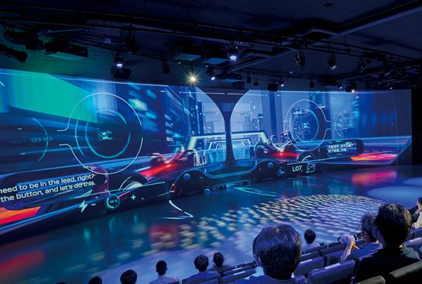 写真：ドライバーの目線で世界の都市を駆け巡るアトラクションコンテンツ