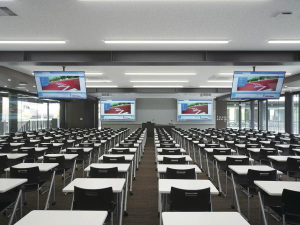 写真：192人収容の大教室にはPT-RW630JWを2台設置。後方にはサブディスプレイも設置し、どの席からでも映像を見やすい環境を実現