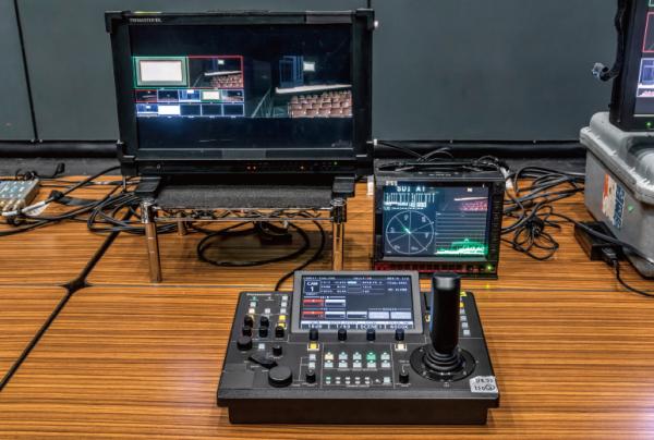 写真：映像の調整を行う機材