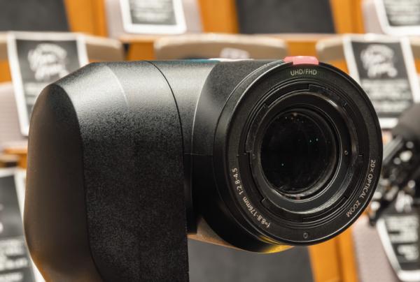 写真：AW-UE150K：タリー赤色（PGM）