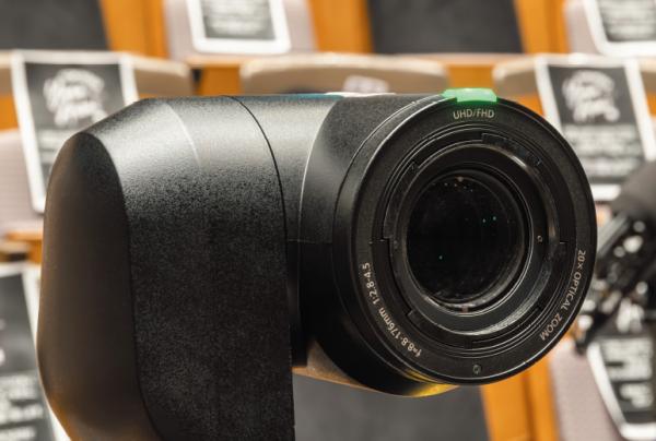 写真：AW-UE150K：タリー緑色（PVW）