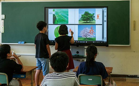 写真：教室で使用されるタッチスクリーン液晶ディスプレイ