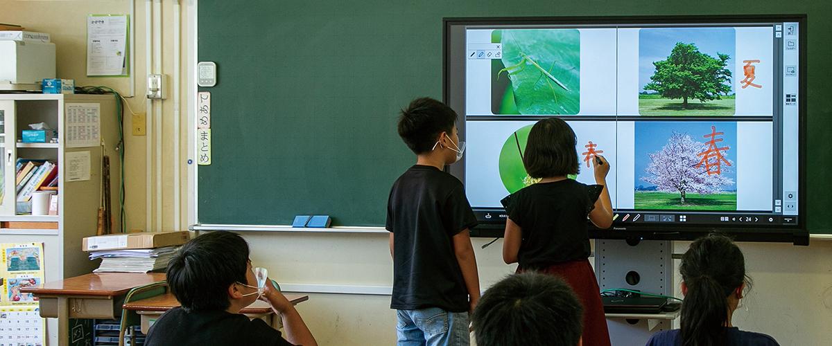 写真：教室で使用されるタッチスクリーン液晶ディスプレイ