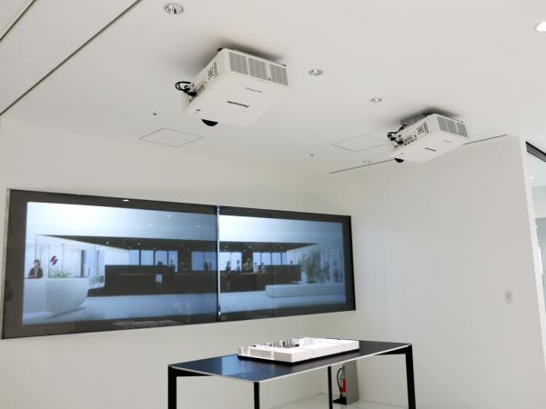 写真：PT-RZ670Jは白い壁、天井に溶け込み存在感を抑えています