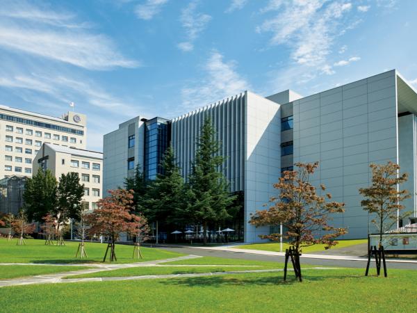 写真：創立100周年の翌年、2016年の8月に竣工した新1号館