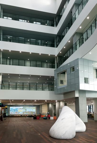 写真：5階までの吹き抜けが開放的で明るい空間をつくりだしている。写真奥に見えるのが、プレゼンテーションフィールド