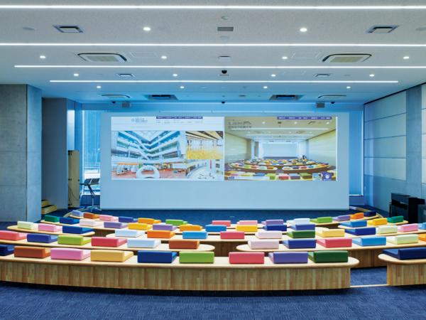 写真：2面マルチのワイド画面として利用。今後は32：10のワイドコンテンツの投写や、学園祭恒例のファッションショーに使うなど活用が期待される