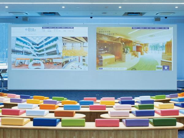 写真：2画面の間をあけて投写。ホワイトボードとして使用できる塗装を施しているため、1画面だけ投写し余白に書き込むことも可能