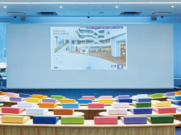 写真：エッジブレンディング機能で180型1画面のみを中央に投写