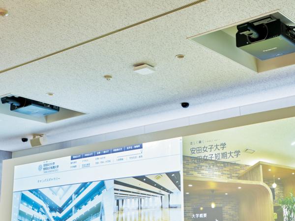 写真：超短焦点レンズET-D75LE90を搭載したPT-DW11Kを2台設置