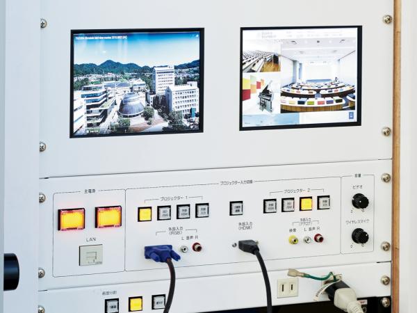 写真：キャビネットにはスイッチ一つで投写方法が切り替えられる操作パネルを造作