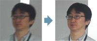 インテリジェントオート機能による画像修正。左側：不鮮明な画像(ブレている男性画像) → 左側：鮮明な画像(眼鏡を掛けている男性画像)。		
