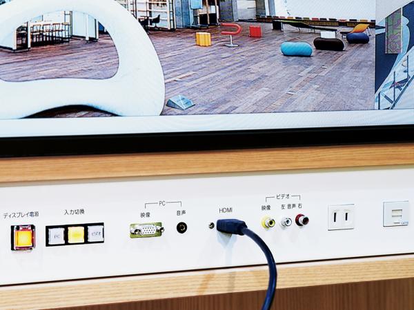 写真：操作性を考慮した配線ボックスをディスプレイ下部に設置