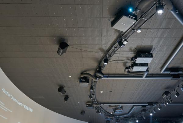 写真：写真：天井に配置されたプロジェクター