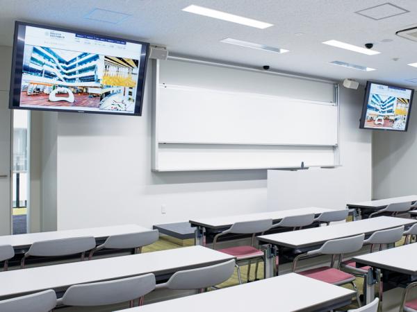 写真：太陽光が入る南側の明るい講義室には高輝度・大画面のディスプレイTH-80LF50Jを導入