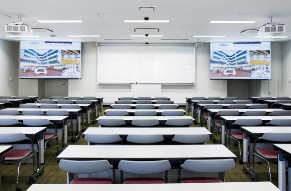 写真：どの角度からも見やすいマルチスクリーン。レーザープロジェクターPT-RZ670JWをご採用