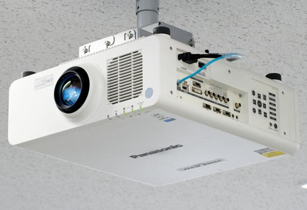 写真：表示装置への配線はすべてLANケーブル1本で