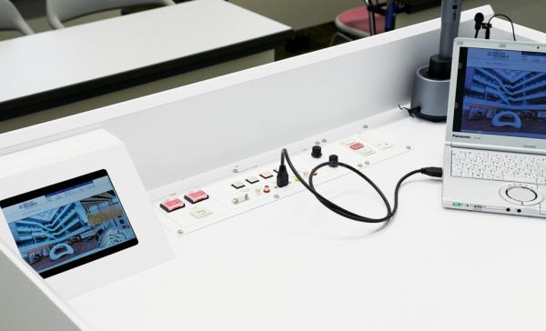写真：講義室のすべての操作卓には共通の操作パネルを設置