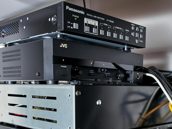 写真：ET-YFB200は操作卓のなかに収納し、制御信号を操作パネルへ