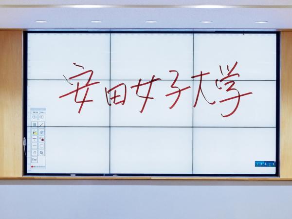 写真：・・・ディスプレイに映し出されるインタラクティブな機能