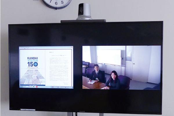 写真：ディスプレイ上に専用カメラを設置し、状況にあわせた映像を撮影