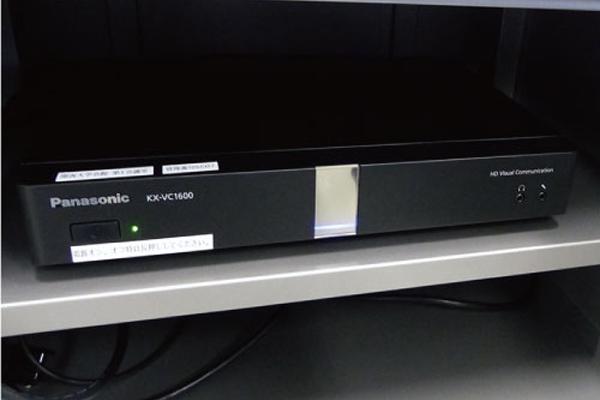 写真：専用ボックスに設置されているKX-VC1600J