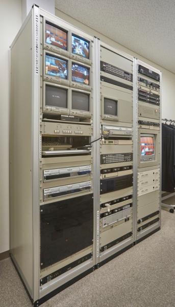 写真：法廷内のカメラ映像をモニタリングしプロジェクターに出画できる制御室のシステム