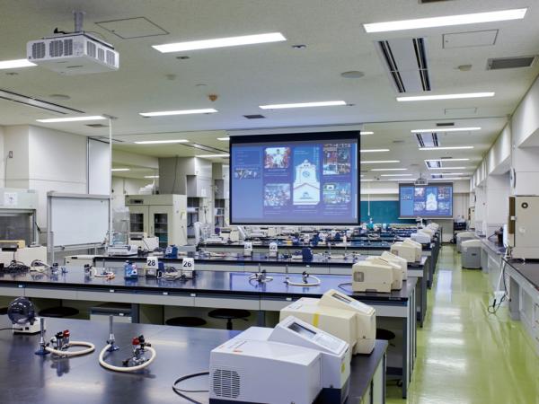 写真：三田キャンパスでは生命科学実験室で、レーザープロジェクターが精密な映像を投写