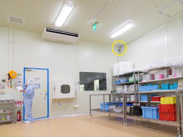 写真：製品梱包室では異物の混入が無いか検品をおこなう