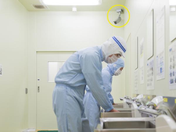 写真：工場内に立ち入る際の手洗い、消毒をおこなうサニタリー室