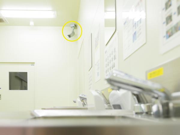 写真：清潔を保つために厳密にルール化されている手洗い工程をモニタリング