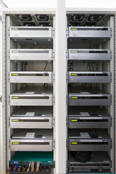 写真：事務所に設置された全12台のネットワークディスクレコーダー。全400TB（テラバイト）の大容量で2年分の全映像記録している