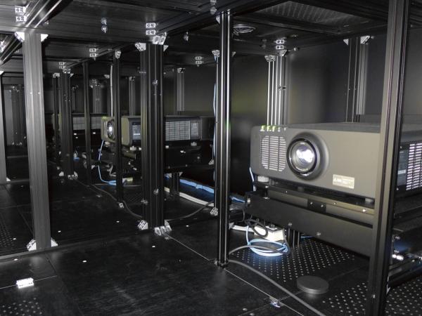 写真：ボックス内部。4台のPT-RZ671が一列に並ぶ。これが5段配置されている