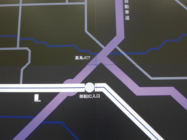 写真：スクリーンの目地はほとんど目立たない