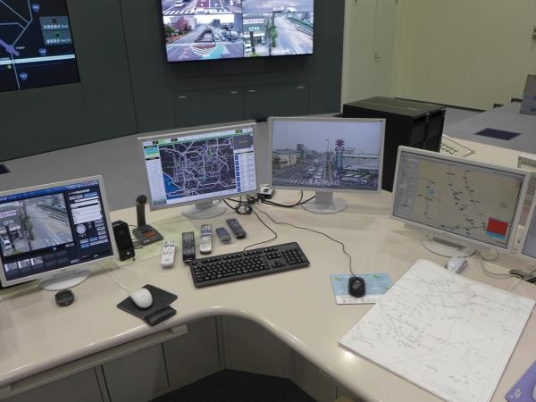 写真：操作卓に設置されたパソコンで容易に映像切換などが行える