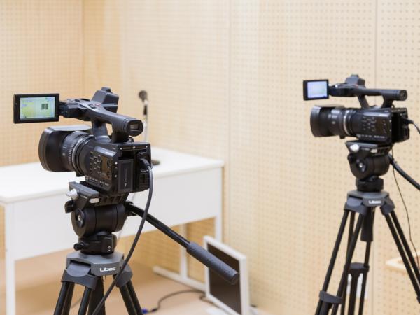 写真：スタジオ内では2台のカメラを使った映像コンテンツの制作も行っている