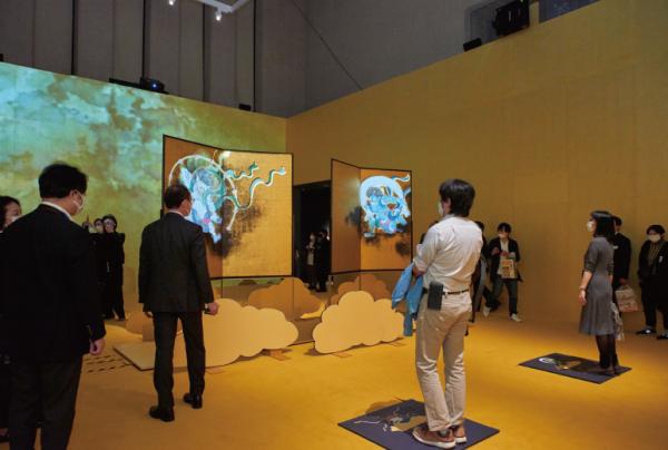 写真：屏風の前のセンサースイッチ